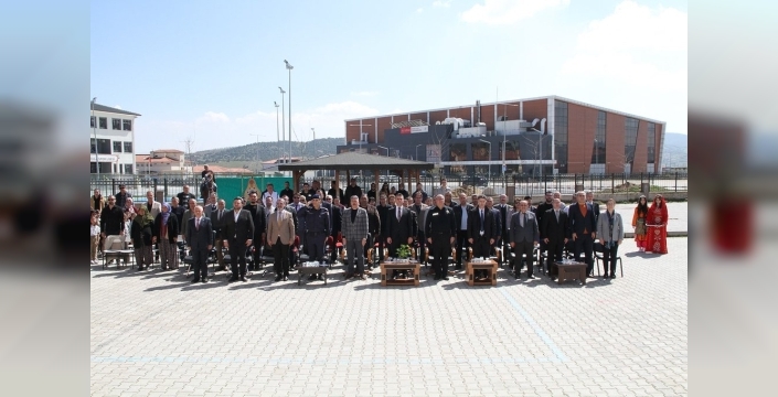 Kula'da Nevruz coşkusu: Bahar, örste demir dövme ve atlı geçitle karşılandı