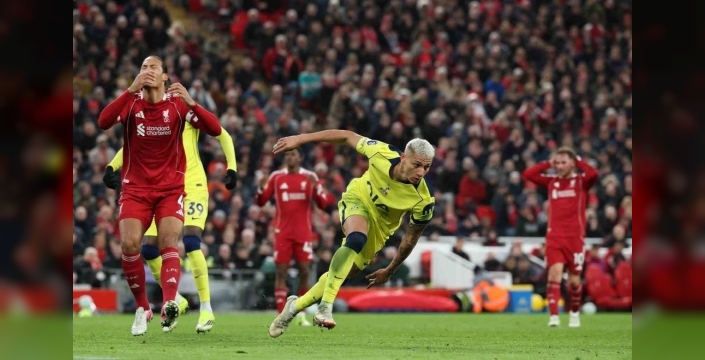 Liverpool, Tottenham karşısında son saniyede puan kaybetti
