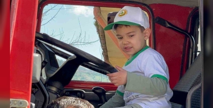 Minik öğrenciler itfaiye aracını ilk kez deneyimledi
