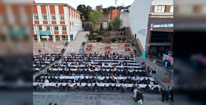 RTEÜ'de 700 kişi dev iftar sofrasında buluştu