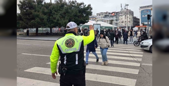 Samsun'da Cumhuriyet Meydanı'nda trafik yoğunluğu yaşandı