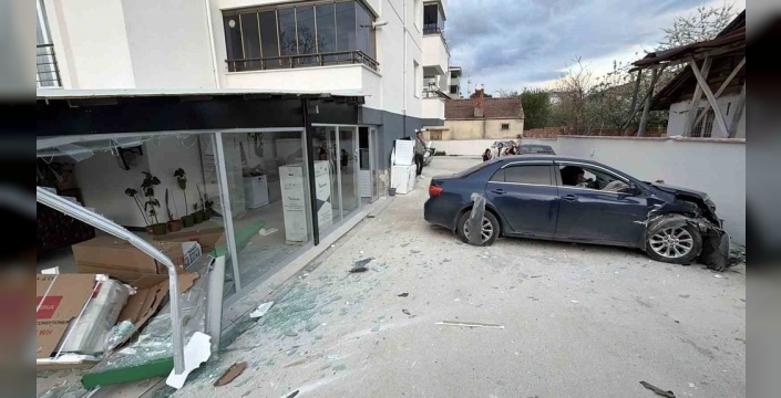 Tokat'ta dehşet anları: Otomobil markete daldı, 2 yaralı!