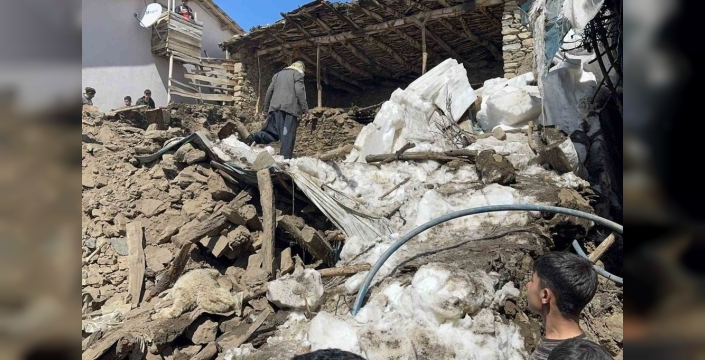 Van'da ahır çöktü: 50 kuzu enkaz altında kaldı, kurtarma çalışmaları sürüyor