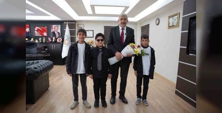 10 yaşındaki Ebubekir, Kahta Belediye Başkanı koltuğuna oturdu: Parklar ve sağlıklı kantinler ilk talimatları oldu