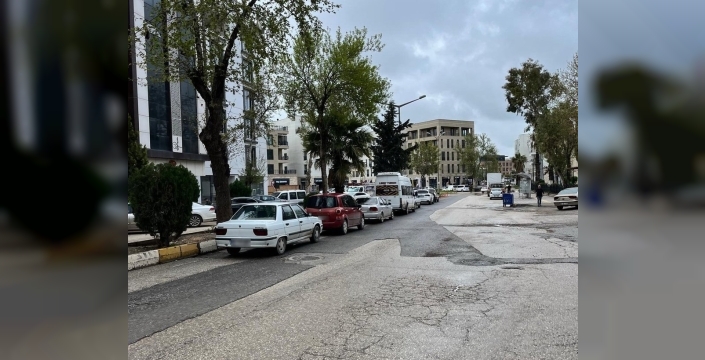 Adıyaman'da refüj dibine park edilen araçlar tehlike oluşturuyor