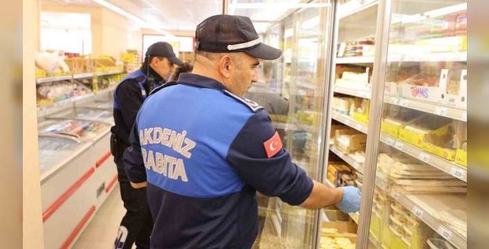 Akdeniz'de halk sağlığı tehlikeye atılamaz: Zabıta market ve balık tezgahlarında!
