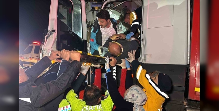 Aksaray'da kamyon tıra çarptı, sürücü kabinde sıkışarak kurtarılmayı bekledi