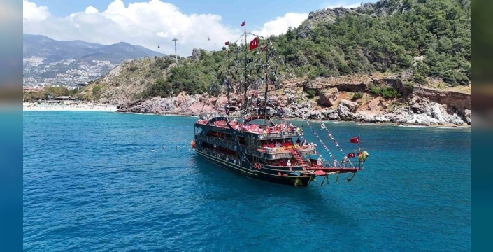 Alanya'da yaz erken bastırdı: Sahiller turist akınına uğradı!