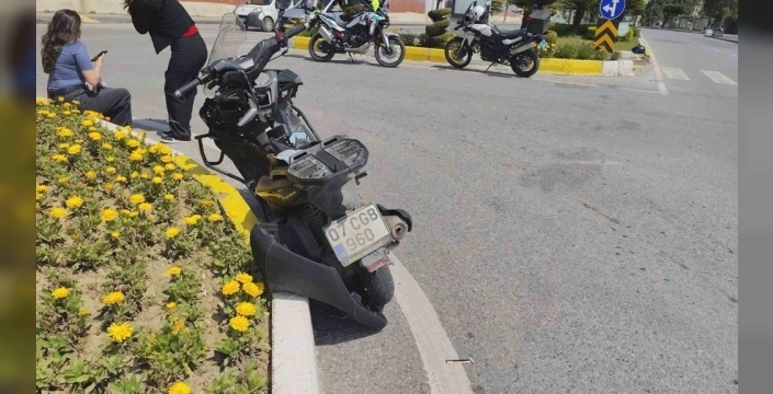 Antalya'da feci kaza: Motosiklet ve otomobil çarpıştı, iki genç yaralı