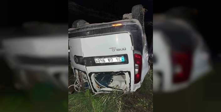 Antalya'da hafif ticari araç antik kent girişinde şarampole yuvarlandı: 2 yaralı