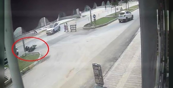 Antalya'da kan donduran kaza: Motosikletli kadın, minibüsün altında kaldı