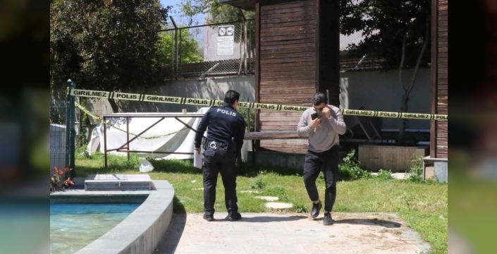 Antalya'da kötü kokunun kaynağı: Reklam panosunda ceset bulundu