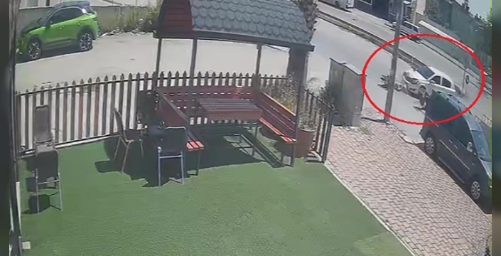 Antalya'da otomobil ve motosikletin çarpıştığı kaza güvenlik kamerasında görüntülendi