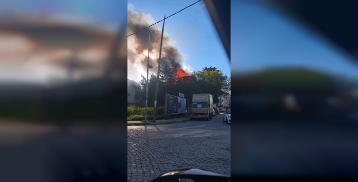 Avcılar'da metruk binada çıkan yangın paniğe neden oldu