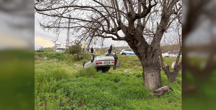 Babasına ait otomobille virajı alamadılar, iki genç yaralı!