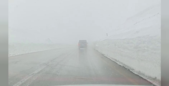 Bahar geldi ama Palandöken'de kar ve tipi ulaşımı zorlaştırıyor