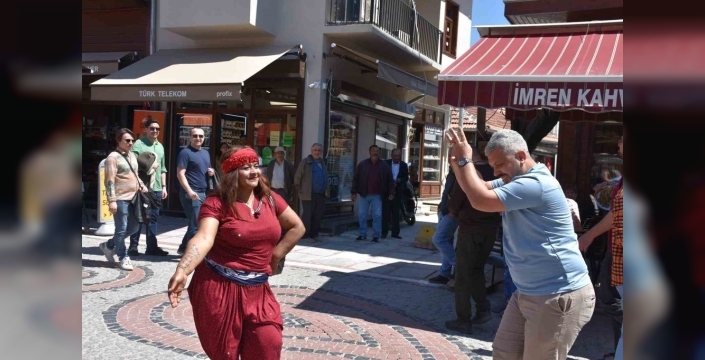 Baharı müjdeleyen Kakava şenlikleri için Edirne sokaklarında coşkulu davet: Turistler de bu neşeye ortak oldu