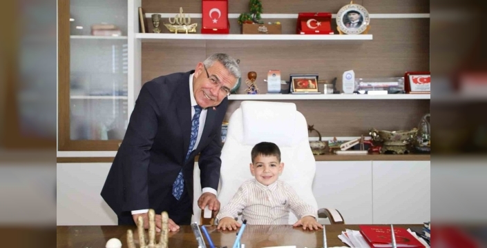 Başkan Güler, 23 Nisan'da koltuğunu minik öğrencilere devretti