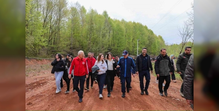 Başkan Özlü'den gençlere iki altın tavsiye: En az iki dil öğrenin ve mesleğinizde zirveye tırmanın!