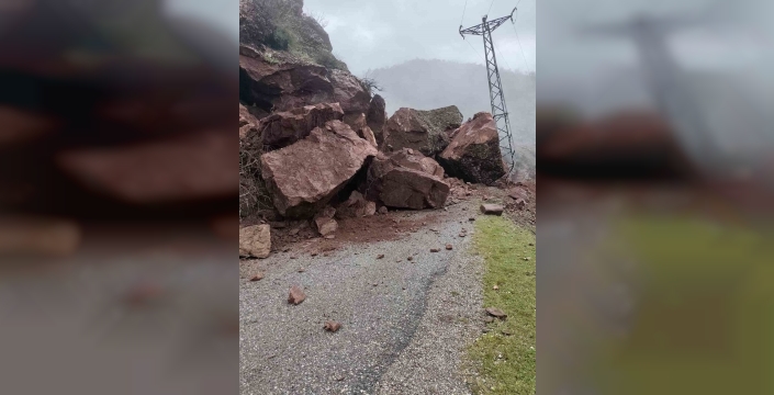 Batman'da dağdan kopan dev kayalar köyleri izole etti: 10'dan fazla yol ulaşıma kapandı