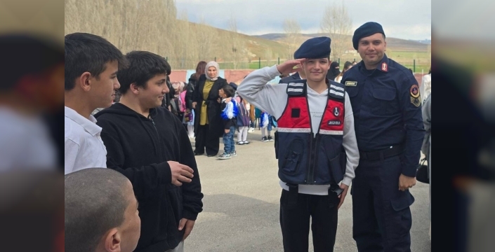 Bayburt'ta jandarma, 23 Nisan'ı köy okulunda çocuklarla kutladı