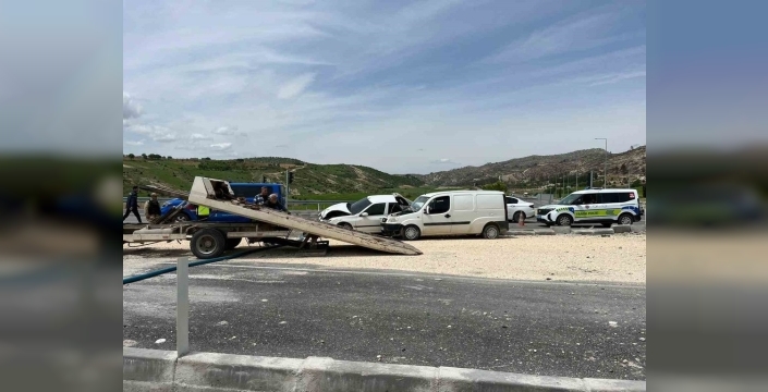 Besni'de yürekler ağızlara geldi: Kavşakta feci kaza, 4 kişi yaralandı