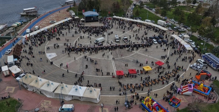 Beyşehir’de 42 metrelik dev sofra kuruldu: Festivalde çocuklara özel lezzet şöleni