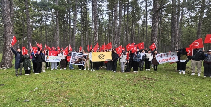 Beyşehir’de Türk bayraklı doğa yürüyüşü: Gençler 23 Nisan için doğada buluştu