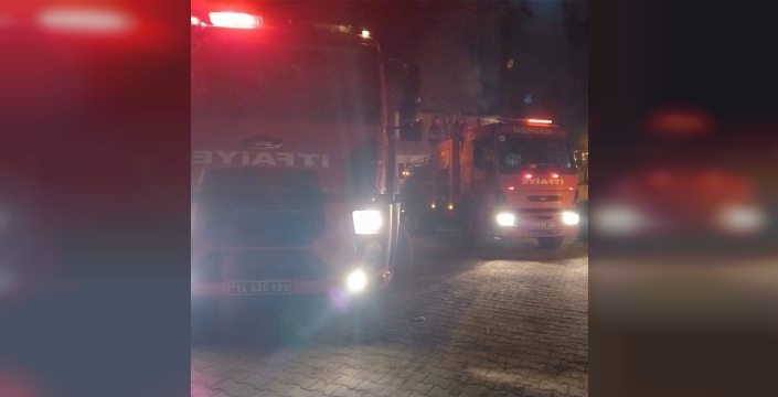 Bolu'da 3 katlı binada yangın paniği: Üst kat tamamen yok oldu