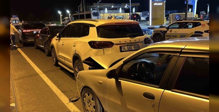 Bolu'da ani fren ile zincirleme kaza: 3 yaralı, sürücü kayıplarda