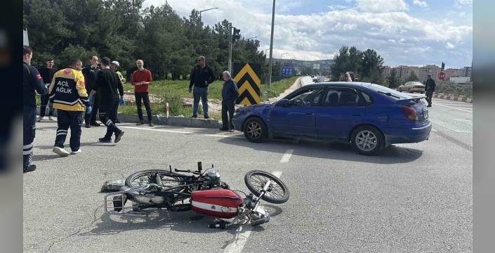Burdur'da kavşakta feci kaza: Motosikletli iki genç yaralandı