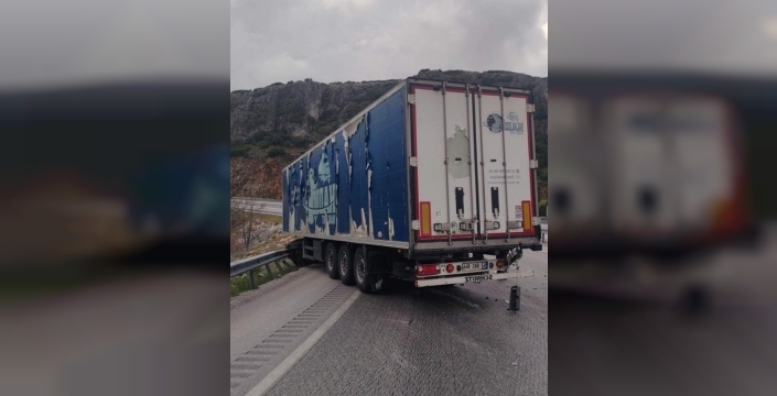 Burdur'da korkunç kaza: Tır demir bariyerlere saplandı, sürücü yaralı