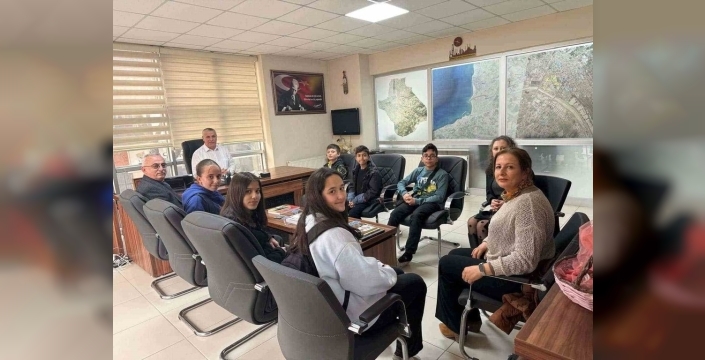 Burhaniye'de başarılı öğrenciler ödüllendirildi