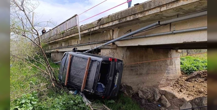 Bursa'da zincirleme kaza: 3 araç çarpıştı, 1'i dereye uçtu