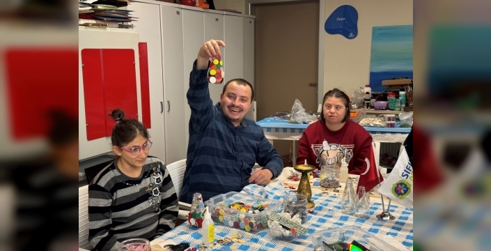 Cam atıklar, öğrencilerin ellerinde hayat bularak sanata dönüştü