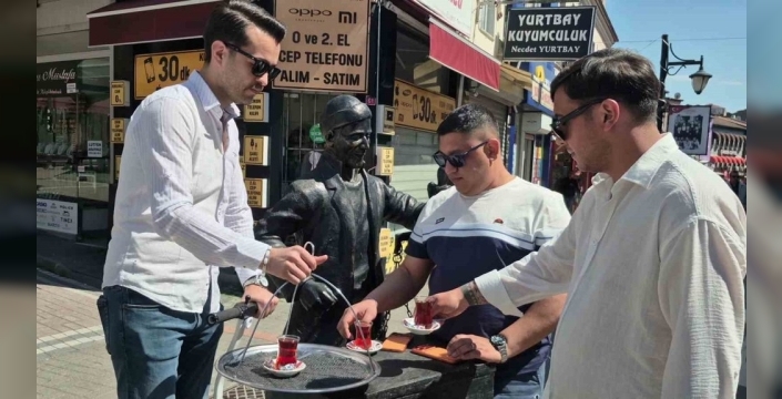 Çaycı Basri, çay servisini cincır ile yapmaya başladı