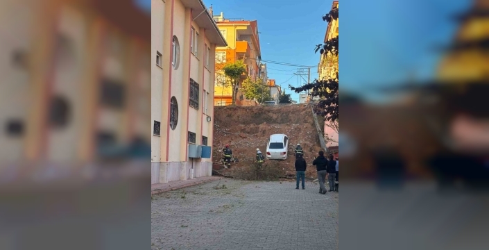 Çayırova'da çöken duvar otomobili okul bahçesine düşürdü