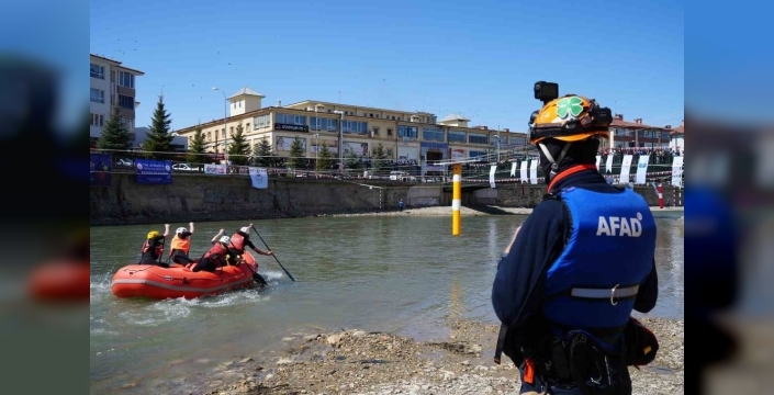 Çoruh Nehri'nde adrenalin dorukta: Üniversiteler arası rafting şampiyonası Bayburt'ta başladı