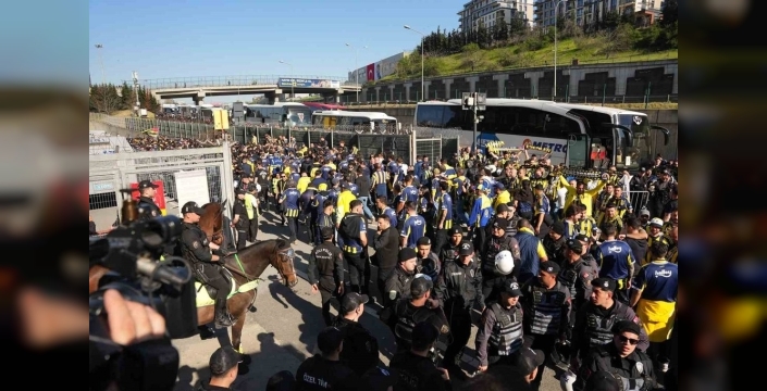 Derbi ateşi RAMS Park'ta alevlendi: Fenerbahçe taraftarı stada ulaştı, coşku dorukta!