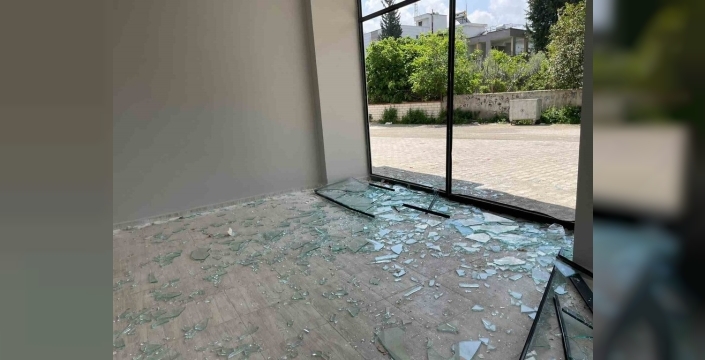 Direksiyon başında panik: otomobil dükkanın içine daldı, 1 kişi yaralandı