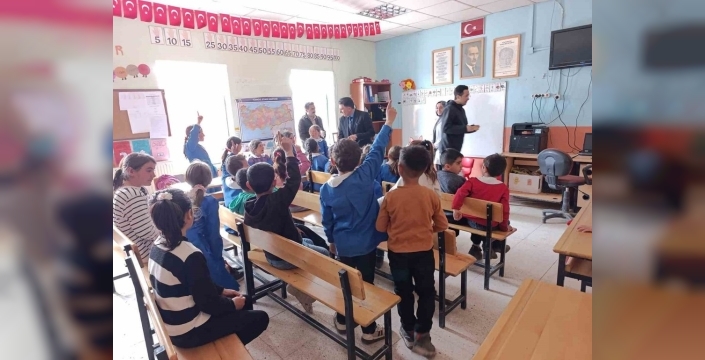 Diyadinli öğrencilerden öğretmenlere barış dolu gül sürprizi