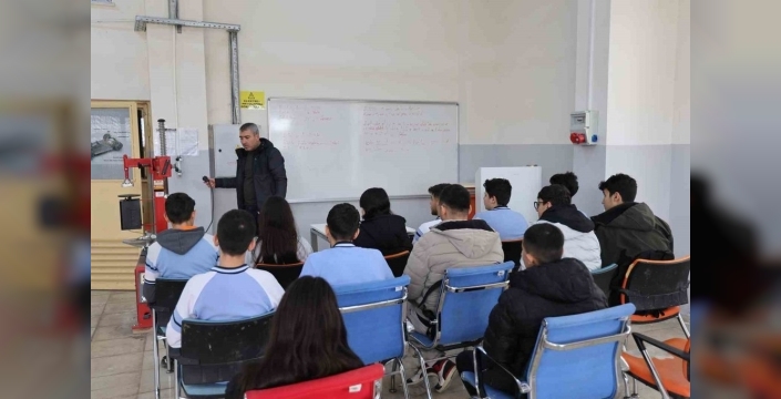 Diyarbakır'da otomotivde geleceğin ustaları yetişiyor: Kızlar da erkekler de araçlara hayat veriyor