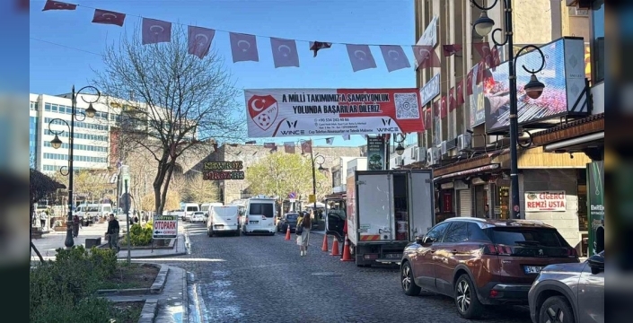 Diyarbakırlı esnaftan milli takıma coşkulu destek: 'Hem Amedspor hem Türkiye bizim gururumuz