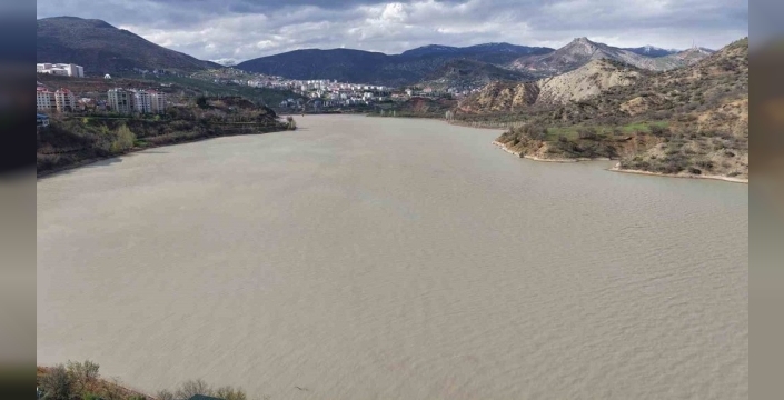 Doğa canlanıyor: Uzunçayır Barajı'nın rengi değişti, sular coştu!