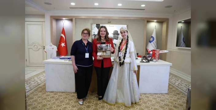 Dünya çocukları Antalya'da buluştu: Başkan Vekili Özdemir'den barış mesajı