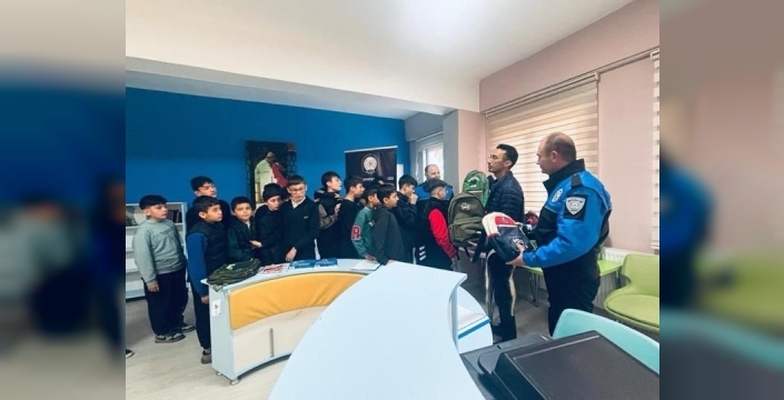 Dursunbey'de öğrencilere kurs malzemesi desteği
