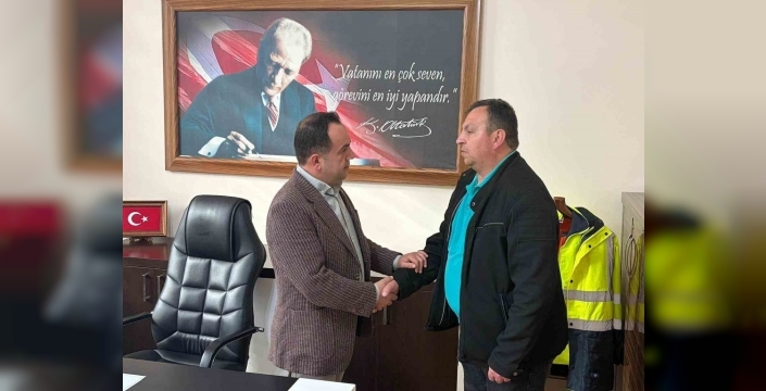 Dürüst belediye personeli, bulduğu altını sahibine teslim etti