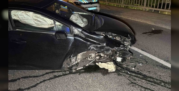 Düzce'de köprü korkuluklarına çarpan otomobilde 3 kişi yaralandı