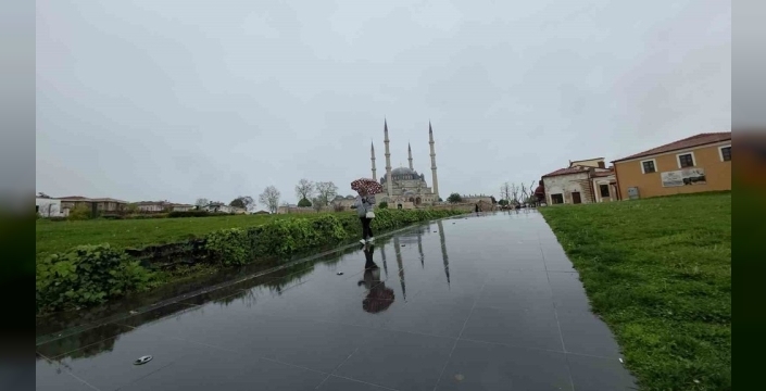 Edirne'yi vuran sağanak: Hayatı felç etti, çiftçi için umut oldu