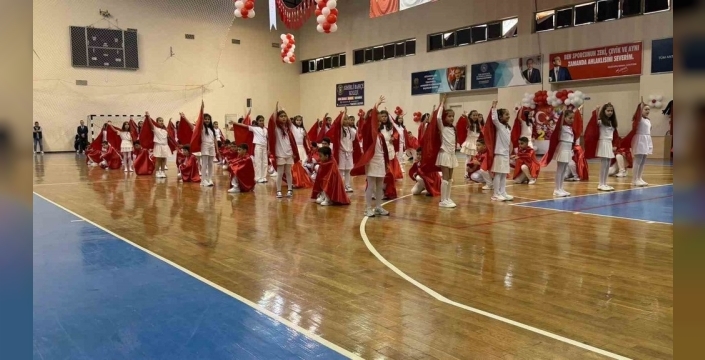 Edremit'te 23 Nisan coşkusu dorukta: Çocuklar sahneye damga vurdu